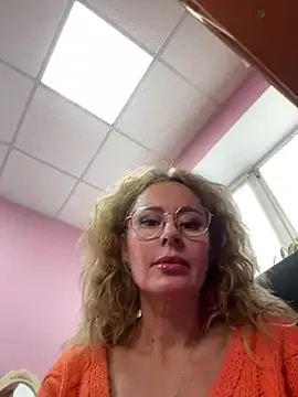 Tania201243 on StripChat